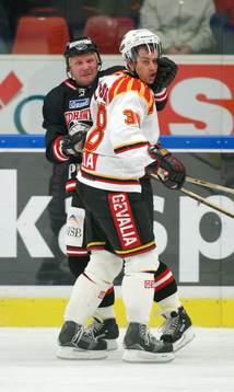 Janne Larsson, Brynäs får en vänsterkrok av Peter