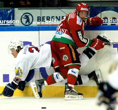 Joel Lundqvist trycker upp Juha Lind i planket