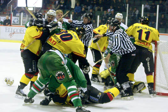Mycket slagsmål var det i matchen, som Västerås vann