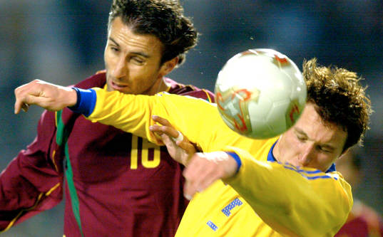 Kim Källström förlorar en duell mot Jorge Silva