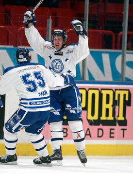 Hans Lodin uppvaktar Johan Eneqvist, Leksand. Jubel