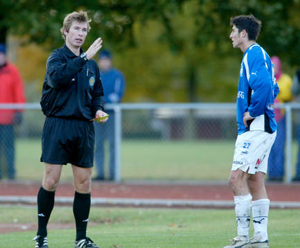 Domaren Jonas Hagberg visar ut Yousef Fahkro, Trelleborg