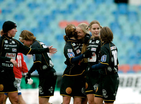 Umeå IK, jubel, Malin Moström kramar om målskytten Emma