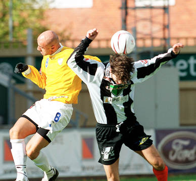 Bobby Kociski Malmö och Chay Hews i en höjd duell