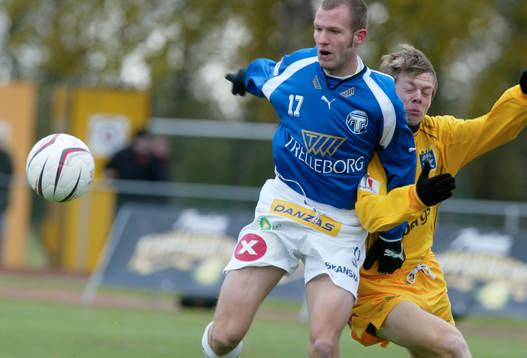 Markus Tilly, Ängelholm, tar tag i Patrik Svensson,