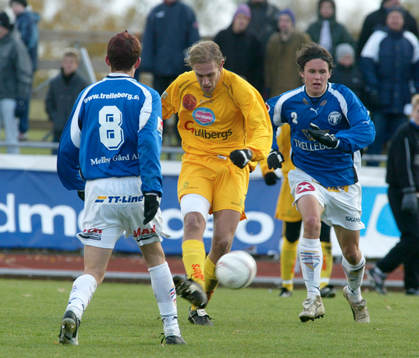 Matchens målskytt, Andreas Svensson, Ängelholm, uppvaktas