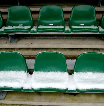 Ruddalen var snötäckt, matchen inställd. Snö, läktare,