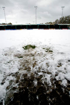 Ruddalen var snötäckt, matchen inställd. Snö, stadion