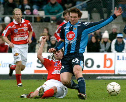 Lasse Johansson glidtacklar Kim Källström