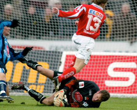Här skadar sig Andreas Isaksson, men reser sig och blir