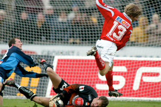 Här skadar sig Andreas Isaksson, men han reser sig och