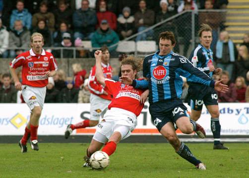 Lasse Johansson och Kim Källström i kamp om bollen
