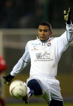 Afonso Alves tar ner bollen