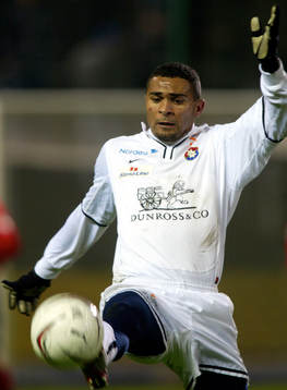 Afonso Alves tar ner bollen