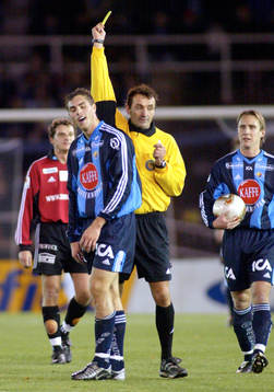 Johan Elmander varnad av domare Miro Ukalovic. Varning,