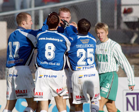 TFF har gjort 2-1 och VF-backen Adam Johansson deppar, där