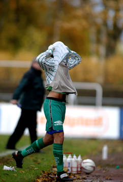 Med tunga steg lämnar George Mourad plan, han gjorde 1-0
