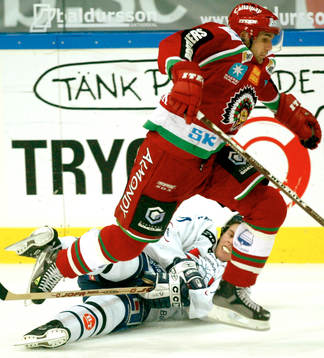Linköping på fall.. Patrik Carnbäck tar sig förbi en