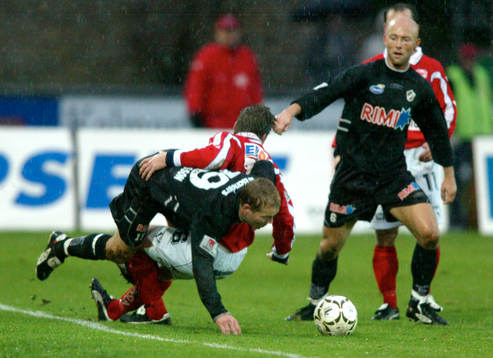 Robert Andersson , Halmstad, stoppas av Jon Björklund,