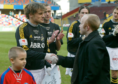 Daniel Hoch, månadens spelare uppvaktas av Svenska Spel
