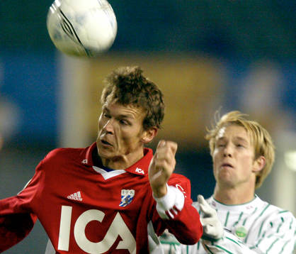 Magnus Erlingmark vinner en duell mot en frölundaspelare