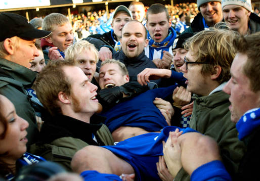 Tvåmålsskytten Jonas Henriksson hyllas av IFK-supportrarna