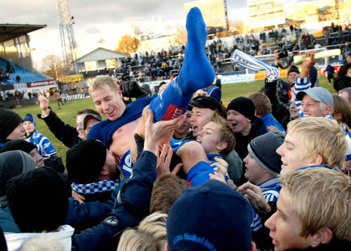 Tvåmålsskytten Jonas Henriksson hyllas av IFK-supportrarna