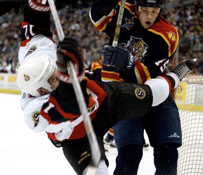 Brad Ference, Florida ger Mike Fisher, Ottawa en tackling