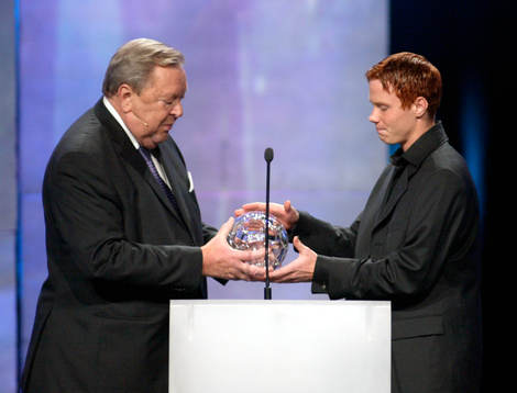 Prisutdelaren Lennart Johansson, UEFA President och Årets