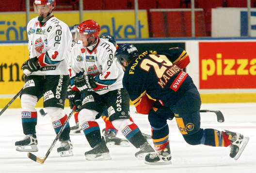 Här får Pierre Hedin, Modo pucken i ansiktet. Skott av