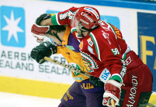 Jens Karlsson pucklar på Jonas Frögren