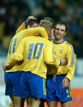 Johan Elmander, Kennedy Bakircioglü mfl. gratulerar Marcus