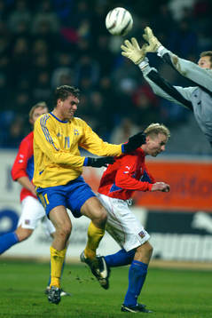 Johan Elmander, René Bolf och målvakt, Petr Cech