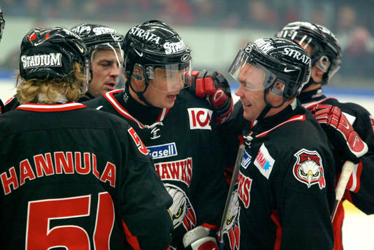 Juha Riihijärvi har satt 1-0 målet och klappas om av sina
