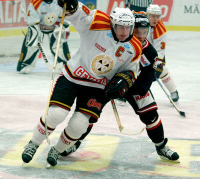 Janne Larsson, Brynäs, hålls om av Malmös Daniel Rydmark
