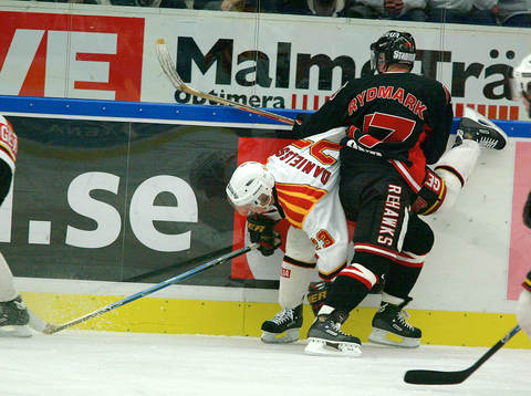 Björn Danielsson, Brynäs, vräks omkull av Daniel