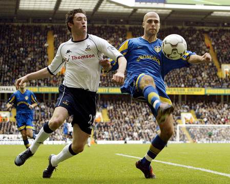 Tottenhams Robbie Keane och Leeds Teddy Lucic in action