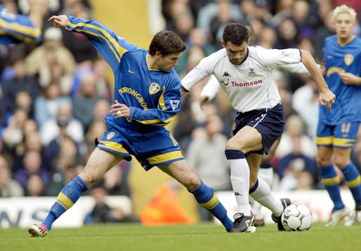 Leeds Harry Kewell och Tottenhams Gustavo Poyet in action
