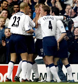 Teddy Sheringham, Tottenham, blir gratulerad