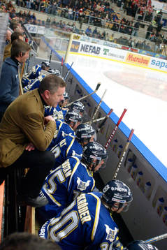 Harald Lückner, tränare,  HV 71. Bås, spelarbås