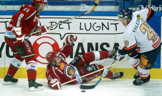 Ronnie Sundin och Niklas Andersson kämpar om pucken mot