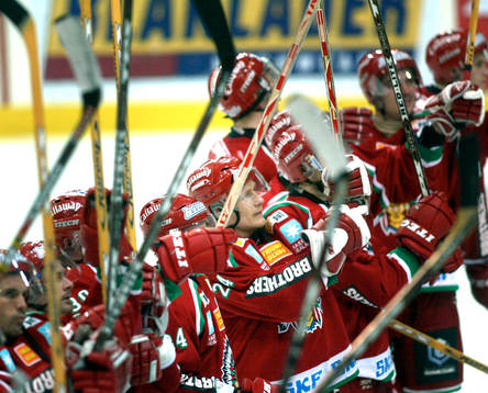 Niklas Andersson och de andra frölundaspelarna jublar