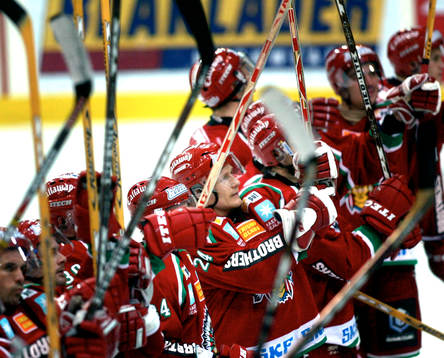 Niklas Andersson och de andra frölundaspelarna jublar