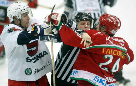 Niklas Andersson bråkar med en Södertäljespelare
