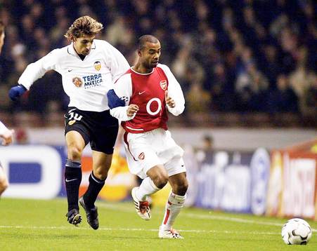 Miguel Angulo, Valencia och Ashley Cole, Arsenal
