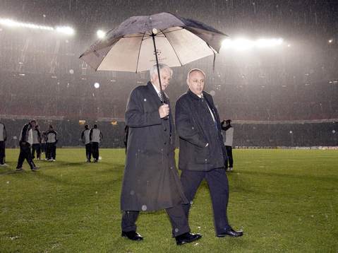 Newcastles Manager Sir Bobby Robson inspekterar planen