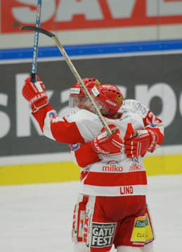 Mikael Lind grattas till målet