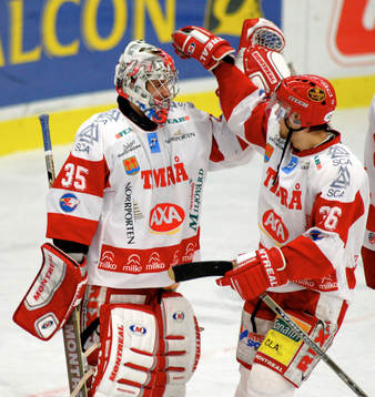 Pär Styf tackar Kimmo Kapanen, hjälten
