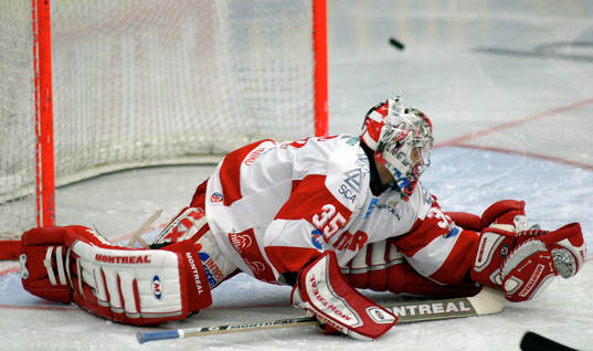 Hjälten Kimmo Kapanen ser till att pucken far utanför