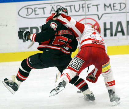 Niklas Nordgren valsar runt med gamlingen Peter Andersson